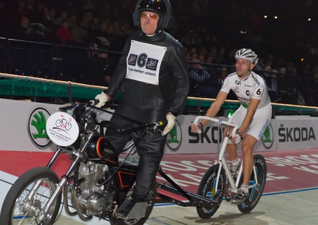 ZURICH-NOV. 30: Professional athletes competing in motorbike driven stayer race at Sixday-Nights Zürich 2011 at Zurich Hallenstadion November 30, 2011 in Zurich SUI.のeditorial素材
