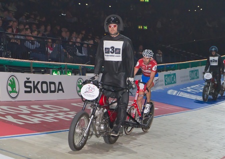 ZURICH-NOV. 30: Professional athletes competing in motorbike driven stayer race at Sixday-Nights Zürich 2011 at Zurich Hallenstadion November 30, 2011 in Zurich SUI.のeditorial素材