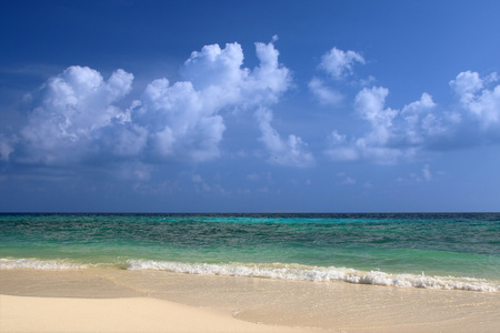 Blue Ocean seen from the beach of Ukulhas, Maldivesの写真素材