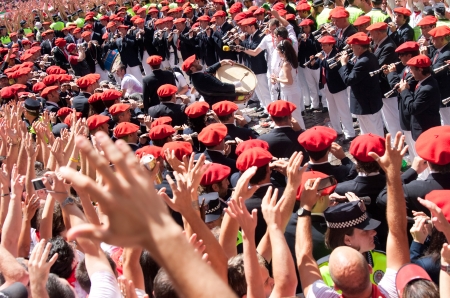 PAMPLONA, SPAIN -JULY 6: Band on the square in front of the municipality at the opening of the San Fermin festival . Pamplona, Navarra, Spain 6 July 2011 in Pamplona Spain. Noonのeditorial素材