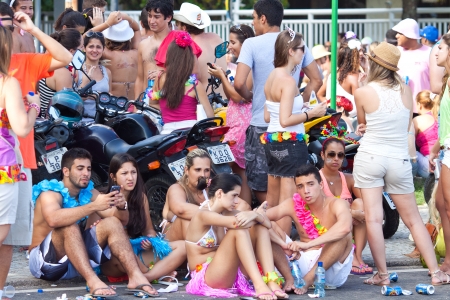 RIO DE JANEIRO - FEBRUARY 11:ÐÐ¾Ð»Ð¾Ð´ÑÐµ Ð»ÑÐ´Ð¸ Ð²ÐµÑÐµÐ»ÑÑÑÑ Ð½Ð° free people's carnival in Rio de Janeiro February 11, 2013, Brazil. Av. Vieira Ð¡Ð¾uto along Ipanema Beachのeditorial素材