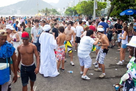 RIO DE JANEIRO - FEBRUARY 11: Young people having fun on the free people's carnival in Rio de Janeiro February 11, 2013, Brazil. Av. Vieira Souto along Ipanema Beachのeditorial素材