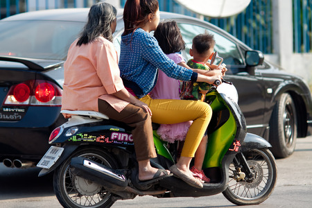 BANGKOK - FEBRUARY 22: Family riding on a motorcycle in Bangkok Thailand, February 22, 2014. A common way of move the local people in Thailand.
のeditorial素材