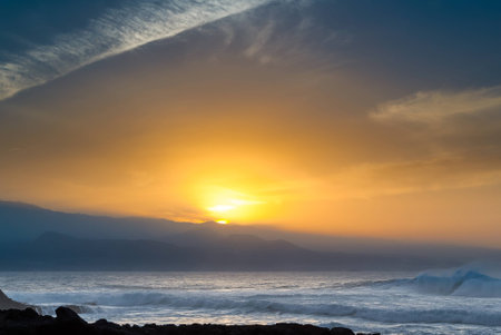 A shot of the sunset in the seaの写真素材