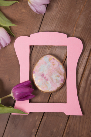 one gingerbread cookie, framed pink wood flower decorationの写真素材