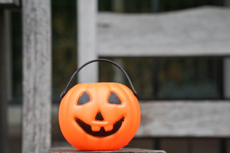 orange Jack-O-Lantern on wooden benchの写真素材