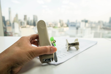 businesswoman use stapler pull staple from paper sheetの写真素材