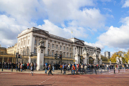 London / UK - November 16 2017: tourist and local people go to Buckingham Palace for changing guard before noonのeditorial素材