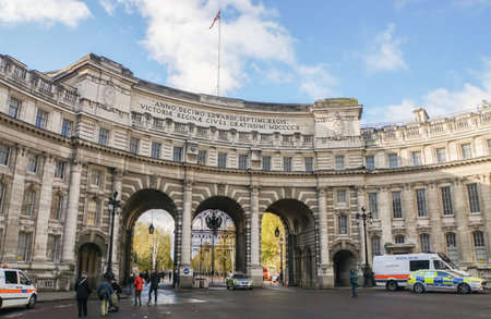 London / UK - November 21 2017: Admiralty Arch, landmark and tourist attraction of Londonのeditorial素材