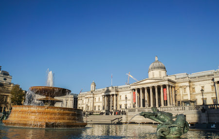 London / UK - November 18 2018 -fountain in front of National Galleryのeditorial素材
