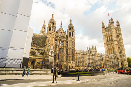 tourists and local people travel at House of Parliament in London on 15 November 2017のeditorial素材