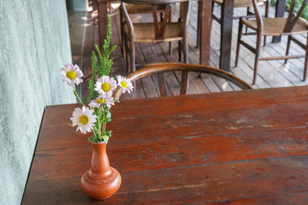 white daisy flower in the vase on dining tableの写真素材