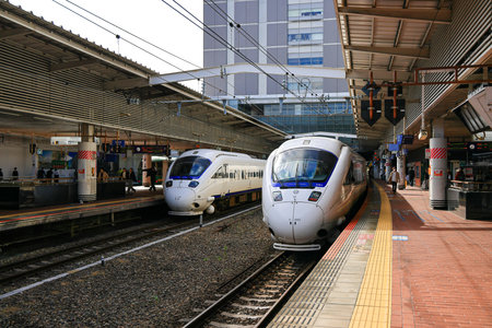 The train approached the platform to take up passengers at HAKATA Station.のeditorial素材