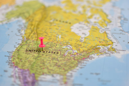 North America map with pink pushpin on Kansas, showing U.S. states, Canada to the north, and Mexico to the south.の写真素材