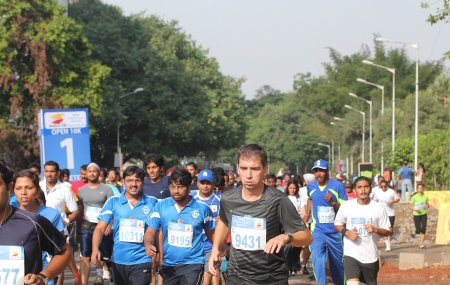 Bangalore, India - May 27  Professional athletes and other participants participate in Tata Consultancy Services World 10K Bangalore Marathon on May 27, 2012 in Bangalore, India  のeditorial素材