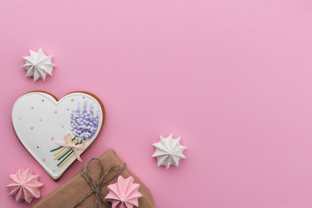 Heart shaped biscuit, marshmallow and a gift box on pink paper background. Valentines greeting cardの写真素材