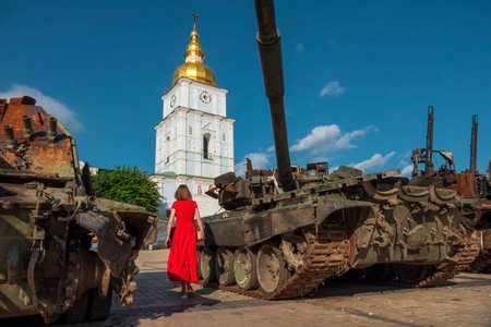 2022-07-21 Kyiv, Ukraine. people on the exibition of destroyed russian warfare on Mikhailivskiy square in the center of Kyiv.のeditorial素材