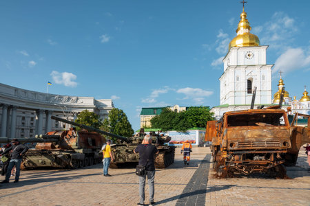 2022-07-21 Kyiv, Ukraine. Ukrainians look at the destroyed russian warfare on the exibition at Mikhailivskiy square in the center of Kyivのeditorial素材