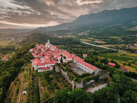 Vipava valley landscape. Beautiful medieval town on the top of the hill.の写真素材