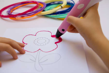 The child draws a 3D printing pen.の写真素材