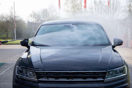 Cleaning car using high pressure waterの写真素材