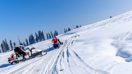 Gulmarg is a town, a hill station, a popular skiing destination and a notified area committee in Baramula district in the Indian state of Jammu and Kashmir.のeditorial素材