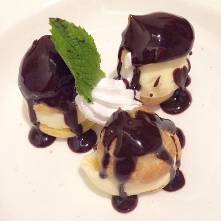 Ice cream with chocolate toppingの素材
