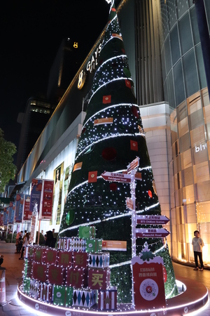 This is the Christmas tree in front of Gaysorn Plaza in Bangkok Thailandのeditorial素材