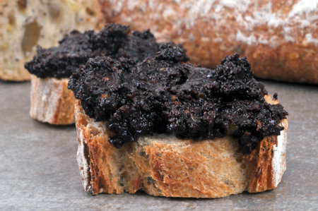 Tartine tapenade