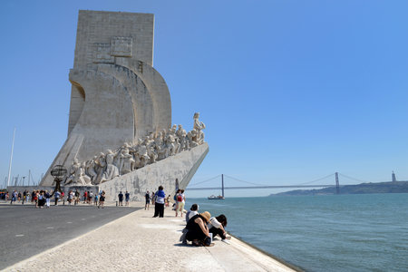The PadrÃ£o dos Descobrimentos and the 25th of April suspension bridge in Lisbonのeditorial素材