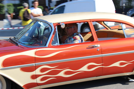 People vintage, Senigallia, Italy 12 August 2019 is an international music festival focused on American music and culture of the 1950s. In the photo: parade of vintage cars and people dressed in vintaのeditorial素材