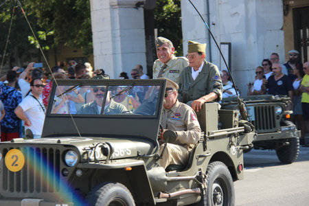 People vintage, Senigallia, Italy 12 August 2019 is an international music festival focused on American music and culture of the 1950s. In the photo: people dressed in vintage 1950s styleのeditorial素材