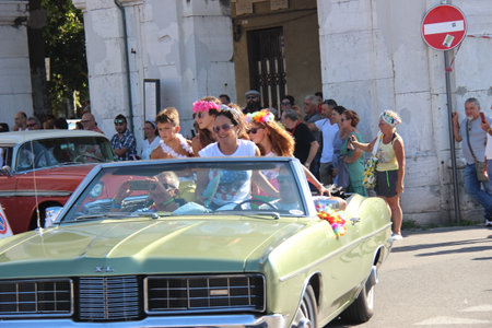 People vintage, Senigallia, Italy 12 August 2019 is an international music festival focused on American music and culture of the 1950s. In the photo: parade of vintage cars and people dressed in vintaのeditorial素材