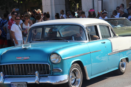 People vintage, Senigallia, Italy 12 August 2019 is an international music festival focused on American music and culture of the 1950s. In the photo: parade of vintage cars and people dressed in vintaのeditorial素材