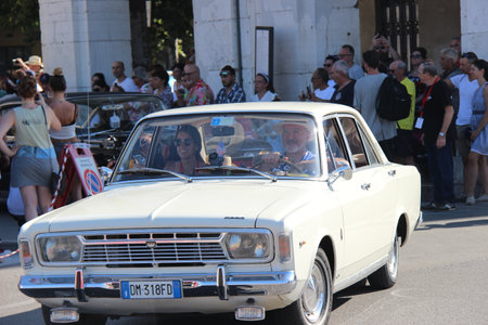 People vintage, Senigallia, Italy 12 August 2019 is an international music festival focused on American music and culture of the 1950s. In the photo: parade of vintage cars and people dressed in vintaのeditorial素材