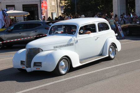 People vintage, Senigallia, Italy 12 August 2019 is an international music festival focused on American music and culture of the 1950s. In the photo: parade of vintage cars and people dressed in vintaのeditorial素材