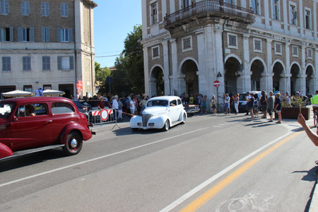 People vintage, Senigallia, Italy 12 August 2019 is an international music festival focused on American music and culture of the 1950s. In the photo: parade of vintage cars and people dressed in vintaのeditorial素材