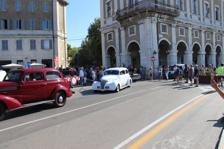 People vintage, Senigallia, Italy 12 August 2019 is a festival focused on American music and culture of the 1950s In the photo: parade of vintage cars and people dressed in vintage 1950s styleのeditorial素材