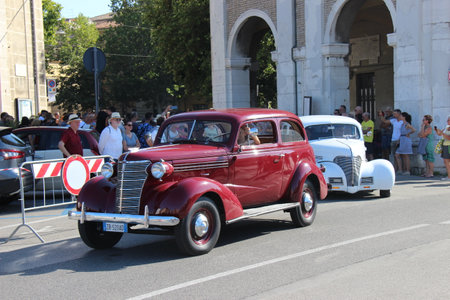 People vintage, Senigallia, Italy 12 August 2019 is a festival focused on American music and culture of the 1950s In the photo: parade of vintage cars and people dressed in vintage 1950s styleのeditorial素材