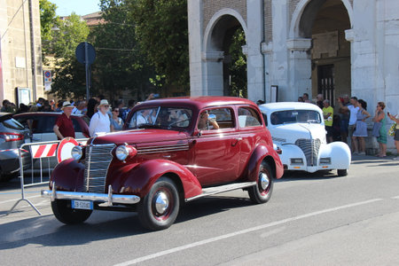 People vintage, Senigallia, Italy 12 August 2019 is a festival focused on American music and culture of the 1950s In the photo: parade of vintage cars and people dressed in vintage 1950s styleのeditorial素材