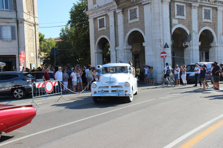 People vintage, Senigallia, Italy 12 August 2019 is a festival focused on American music and culture of the 1950s In the photo: parade of vintage cars and people dressed in vintage 1950s styleのeditorial素材