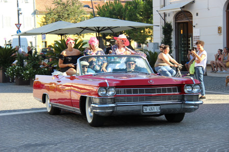 Senigallia, Italy 6 August 2019 is an international music festival focused on the US music and culture of the fifties. In the photo: people dressed up in the 50s styleのeditorial素材