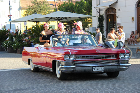 Senigallia, Italy 6 August 2019 is an international music festival focused on the US music and culture of the fifties. In the photo: people dressed up in the 50s styleのeditorial素材