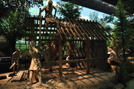 The Liangzhu museum houses a statueのeditorial素材