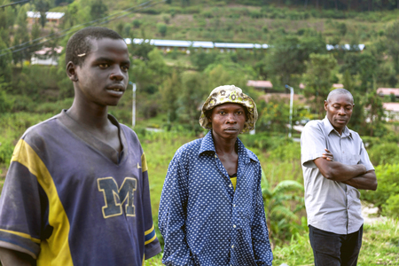 Kigali, Rwanda, Africa 6, 2015: Unidentified men. The Rwandan workers. The Rwandan workers who look around with puzzled eyes get ready to work.のeditorial素材