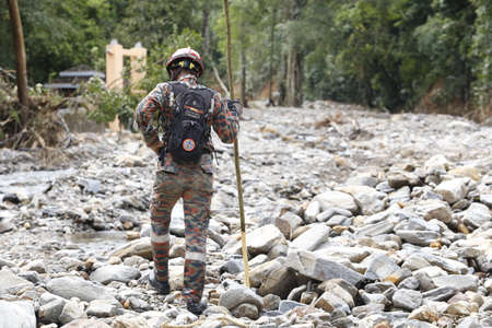 Yan, August 20, 2021: The Malaysian Fire and Rescue Department and various agencies are searching for flood victims caused by heavy water waves in Hulu Sungai Titi Hayun.のeditorial素材
