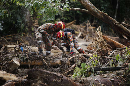 Yan, August 20, 2021: The Malaysian Fire and Rescue Department and various agencies are searching for flood victims caused by heavy water waves in Hulu Sungai Titi Hayun.のeditorial素材