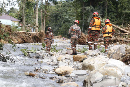 Yan, August 20, 2021: The Malaysian Fire and Rescue Department and various agencies are searching for flood victims caused by heavy water waves in Hulu Sungai Titi Hayun.のeditorial素材