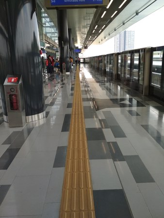 The yellow line at a train station for the visually-impaired passengersのeditorial素材