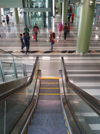 The escalators at a train station for passengers.のeditorial素材